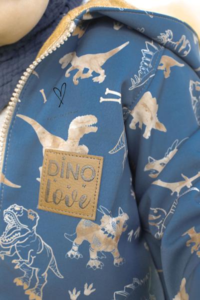 1 Stück - KuNSTLEDER LABEL - DINO LOVE  - AUFNÄHER MIT VORGEDRUCKTER NÄHNAHT -  45mm x45mm