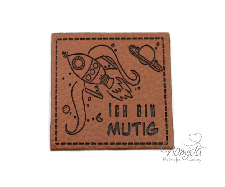 1 Stück - KuNSTLEDER LABEL - Ich bin MUTIG - AUFNÄHER MIT VORGEDRUCKTER NÄHNAHT - 40mm x 40mm