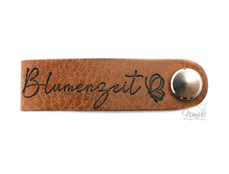 1 Stück - KNiCK MiCH KuNSTLEDER LABEL - BLUMENZEIT + KuPFER VERNICKELTE SCHRAUBE