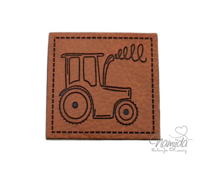 1 Stück - KuNSTLEDER LABEL - Traktor - AUFNÄHER MIT VORGEDRUCKTER NÄHNAHT - 40mm x 40mm