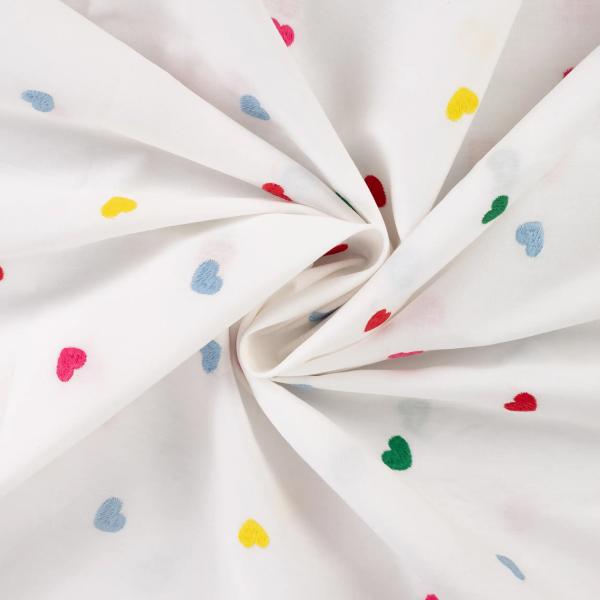 0,5 MTR. BUNTE HERZCHEN GESTICKT AUF BAUMWoLL POPELINE