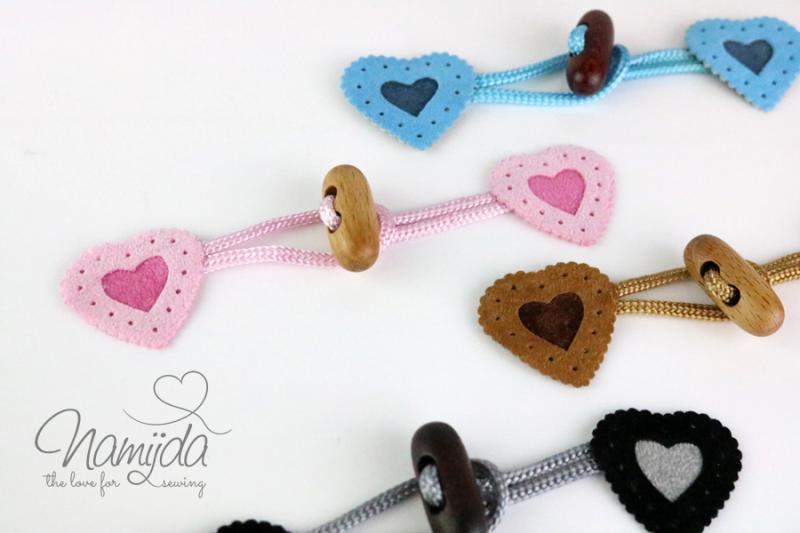1 Stück ♥ HERZ Dufflecoat-Verschluss f. Kinder - HeLLBRauN - Band Hellbraun - Knebelknopf - zweiteilig ♥