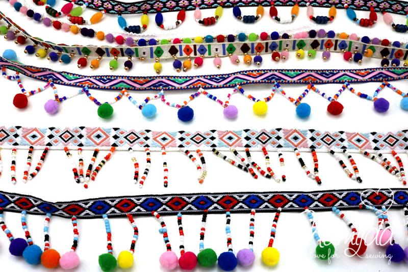 1 MTR. PERLENBORTE MIT BOMMELN & INCA WEBBAND BLau/RoT/SILBER