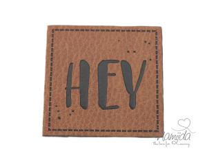 1 Stück - KuNSTLEDER LABEL - HEY - AUFNÄHER MIT VORGEDRUCKTER NÄHNAHT - 45mm x 45mm