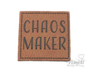 1 Stück - KuNSTLEDER LABEL - CHAOS MAKER - AUFNÄHER MIT VORGEDRUCKTER NÄHNAHT - 45mm x 45mm