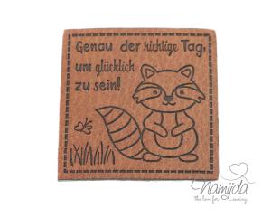 1 Stück - KuNSTLEDER LABEL - Genau der richtige Tag...  - AUFNÄHER MIT VORGEDRUCKTER NÄHNAHT - 45mm x 45mm
