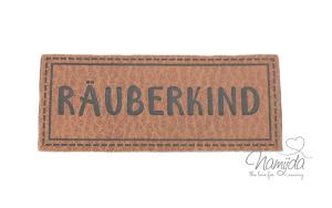 1 Stück - XL KuNSTLEDER LABEL RÄUBERKIND - AUFNÄHER MIT VORGEDRUCKTER NÄHNAHT - 60mm x 25mm