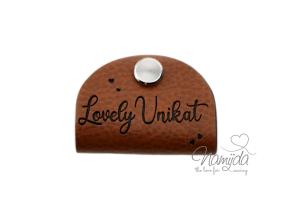 1 Stück - KNiCK MiCH KuNSTLEDER LABEL - LOVELY UNIKAT + KuPFER VERNICKELTE SCHRAUBE