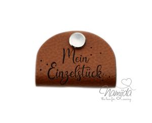 1 Stück - KNiCK MiCH KuNSTLEDER LABEL - Mein Einzelstück + KuPFER VERNICKELTE SCHRAUBE