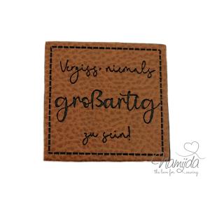 1 Stück - KuNSTLEDER LABEL -Vergiss niemals... AUFNÄHER MIT VORGEDRUCKTER NÄHNAHT - 40mm x 40mm