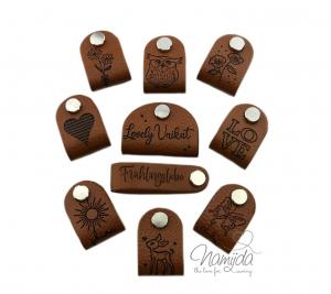 1 MÄDCHEN-SET (10 Stück) - KNiCK MiCH KuNSTLEDER LABELS + KuPFER VERNICKELTE SCHRAUBEN