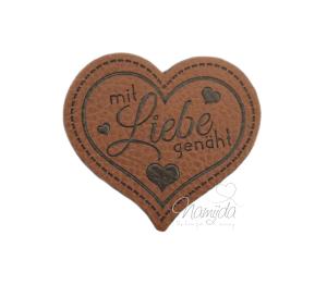 1 Stück - SOFT KuNSTLEDER LABEL - mit Liebe genäht! HERZ - AUFNÄHER MIT VORGEDRUCKTER NÄHNAHT- 45mm x 40mm