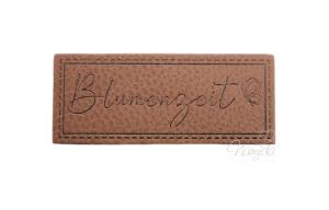 1 Stück - SOFT KuNSTLEDER LABEL - Blumenzeit - AUFNÄHER MIT VORGEDRUCKTER NÄHNAHT -  25mm x 60mm