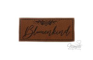 1 Stück - KuNSTLEDER LABEL - BLUMENKIND - AUFNÄHER MIT VORGEDRUCKTER NÄHNAHT - 70mm x 30mm