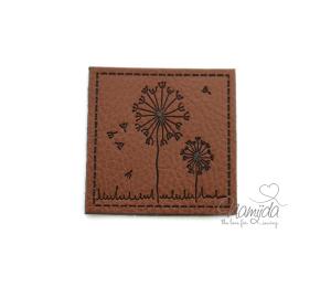 1 Stück - SOFT KuNSTLEDER LABEL - PuSTeBLuMeN - AUFNÄHER MIT VORGEDRUCKTER NÄHNAHT - 40mm x40mm