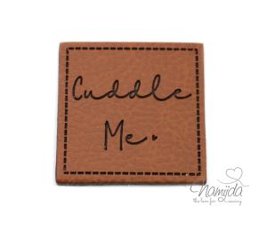1 Stück - KuNSTLEDER LABEL - Cuddle Me - AUFNÄHER MIT VORGEDRUCKTER NÄHNAHT - 40mm x 40mm