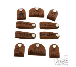 1 JUNGEN-SET (10 Stück) - KNiCK MiCH KuNSTLEDER LABELS + KuPFER VERNICKELTE SCHRAUBEN