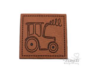 1 Stück - KuNSTLEDER LABEL - Traktor - AUFNÄHER MIT VORGEDRUCKTER NÄHNAHT - 40mm x 40mm
